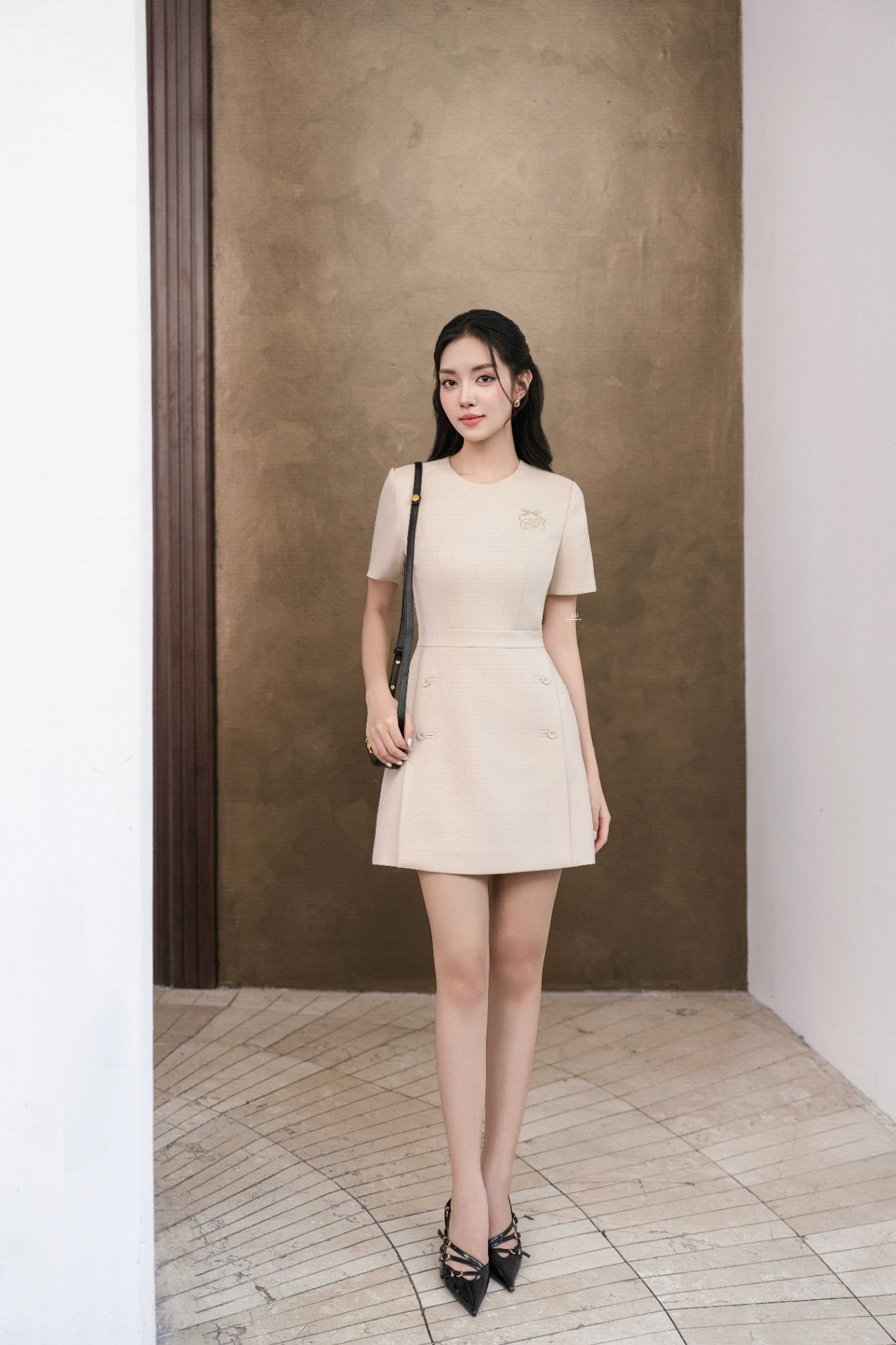 Đầm cổ tròn thêu ngực, chân tà bung