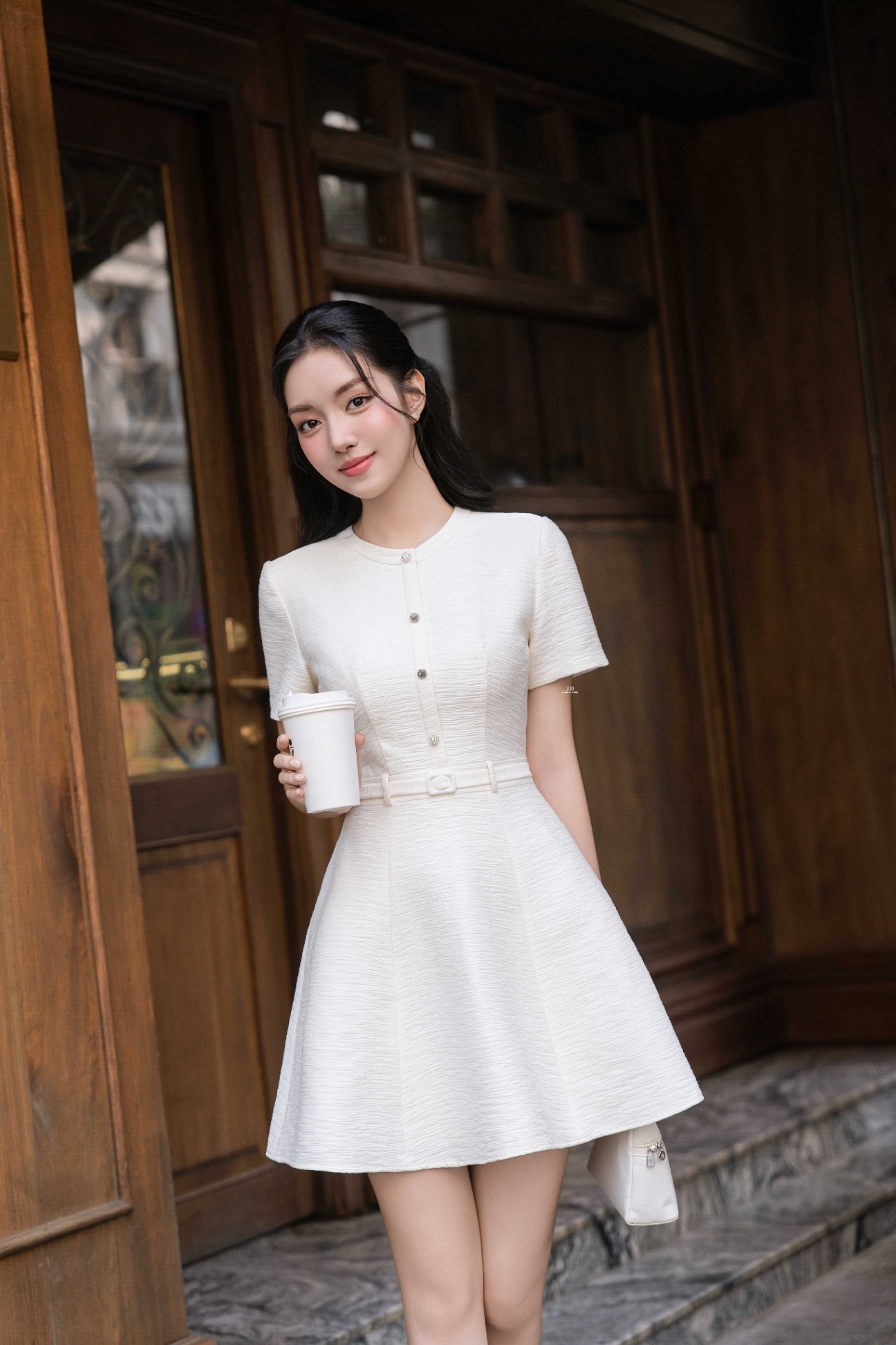 Đầm cổ tròn chân bổ đổ