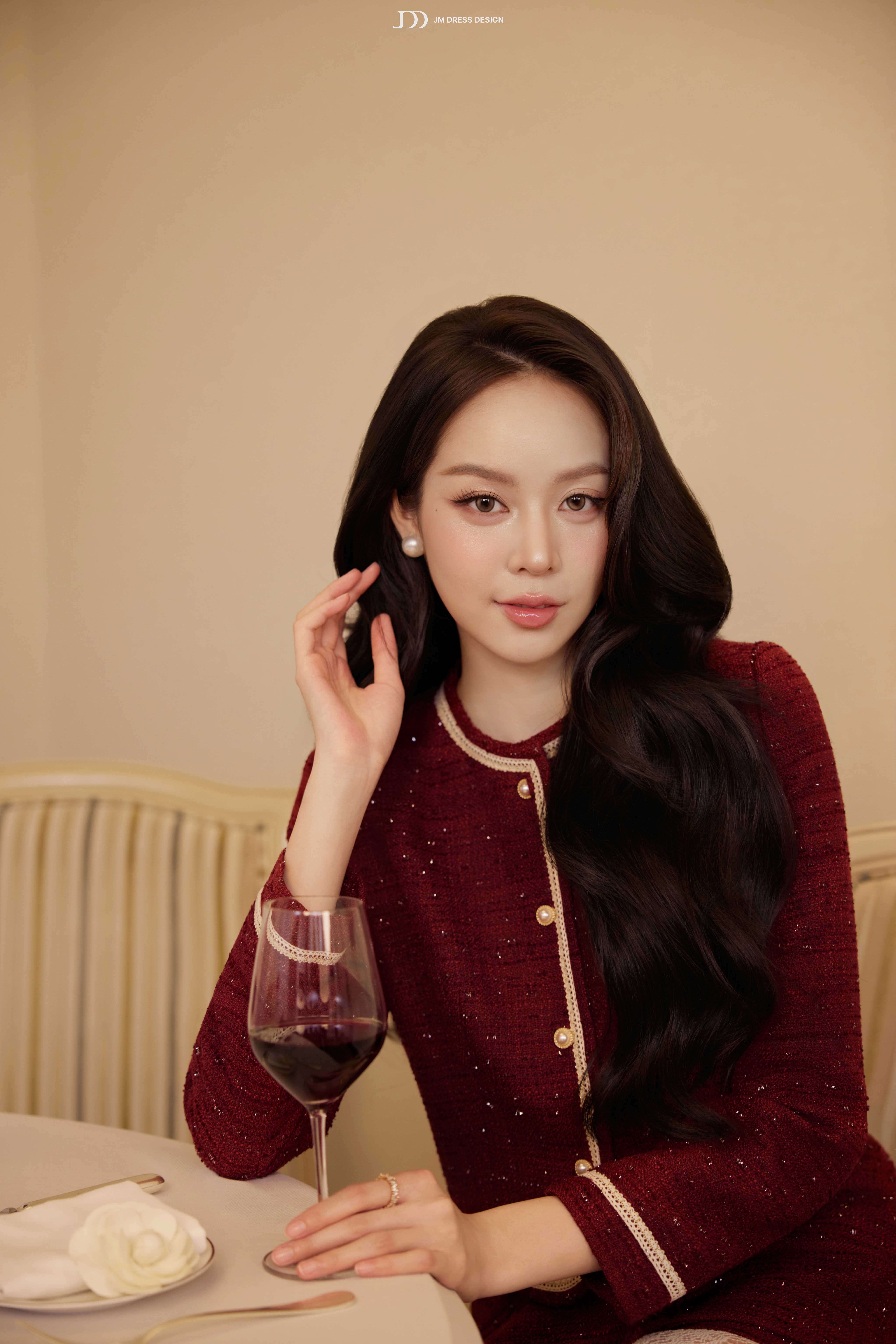 Áo dáng ngắn cổ và tay phối lông