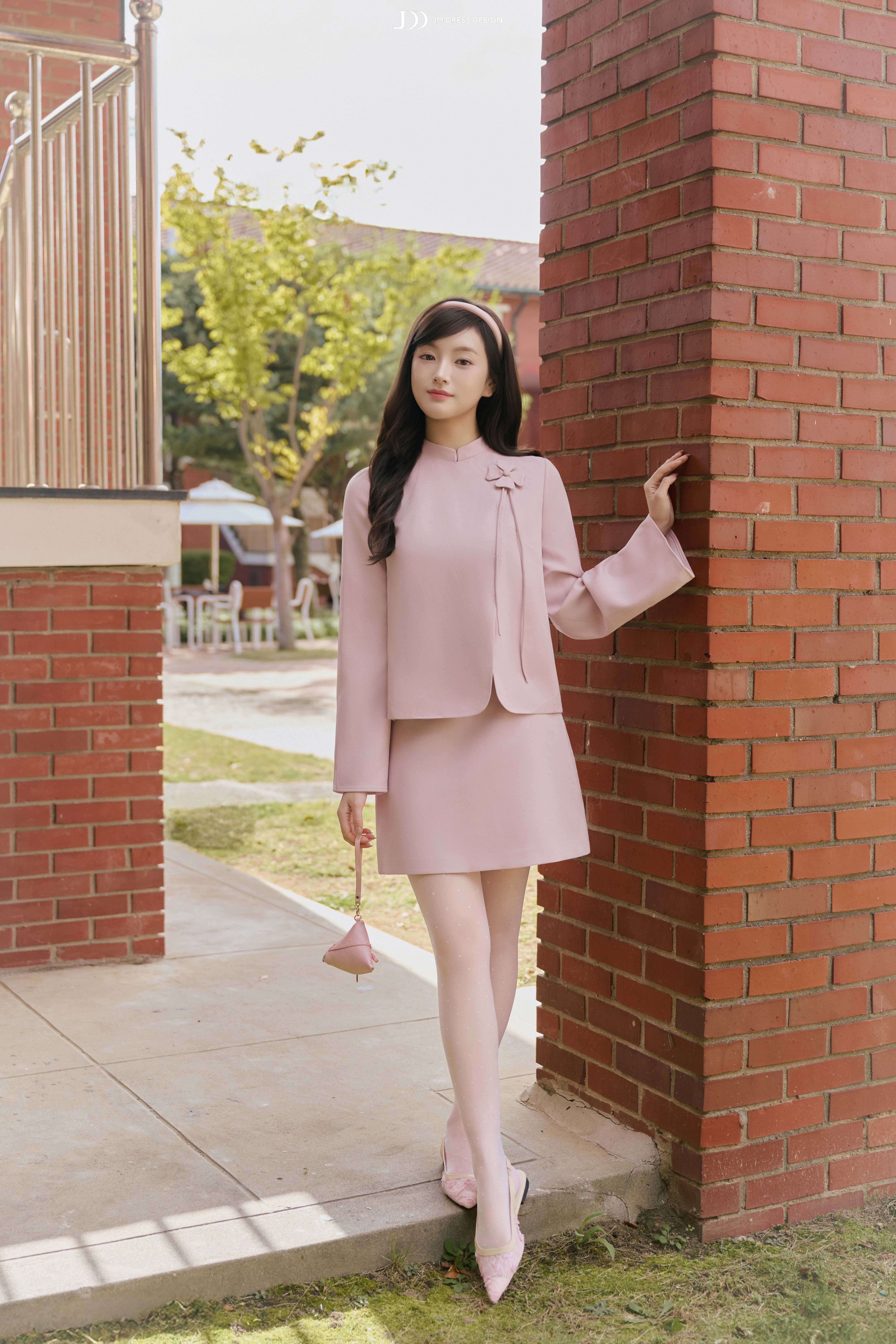 Áo kiểu cổ tròn vạt lệch tay loe