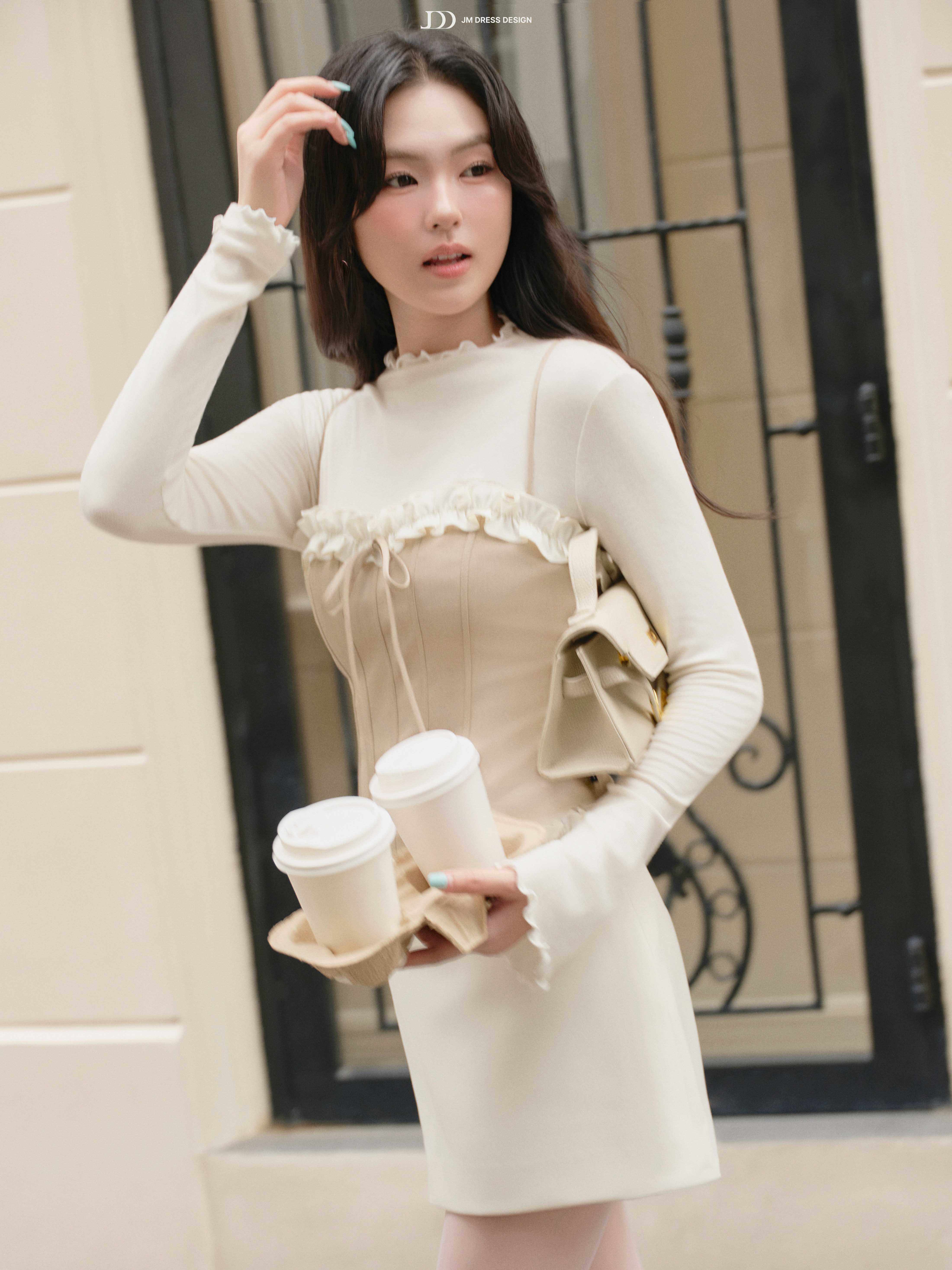 Áo kiểu phối bèo ngực và gấu