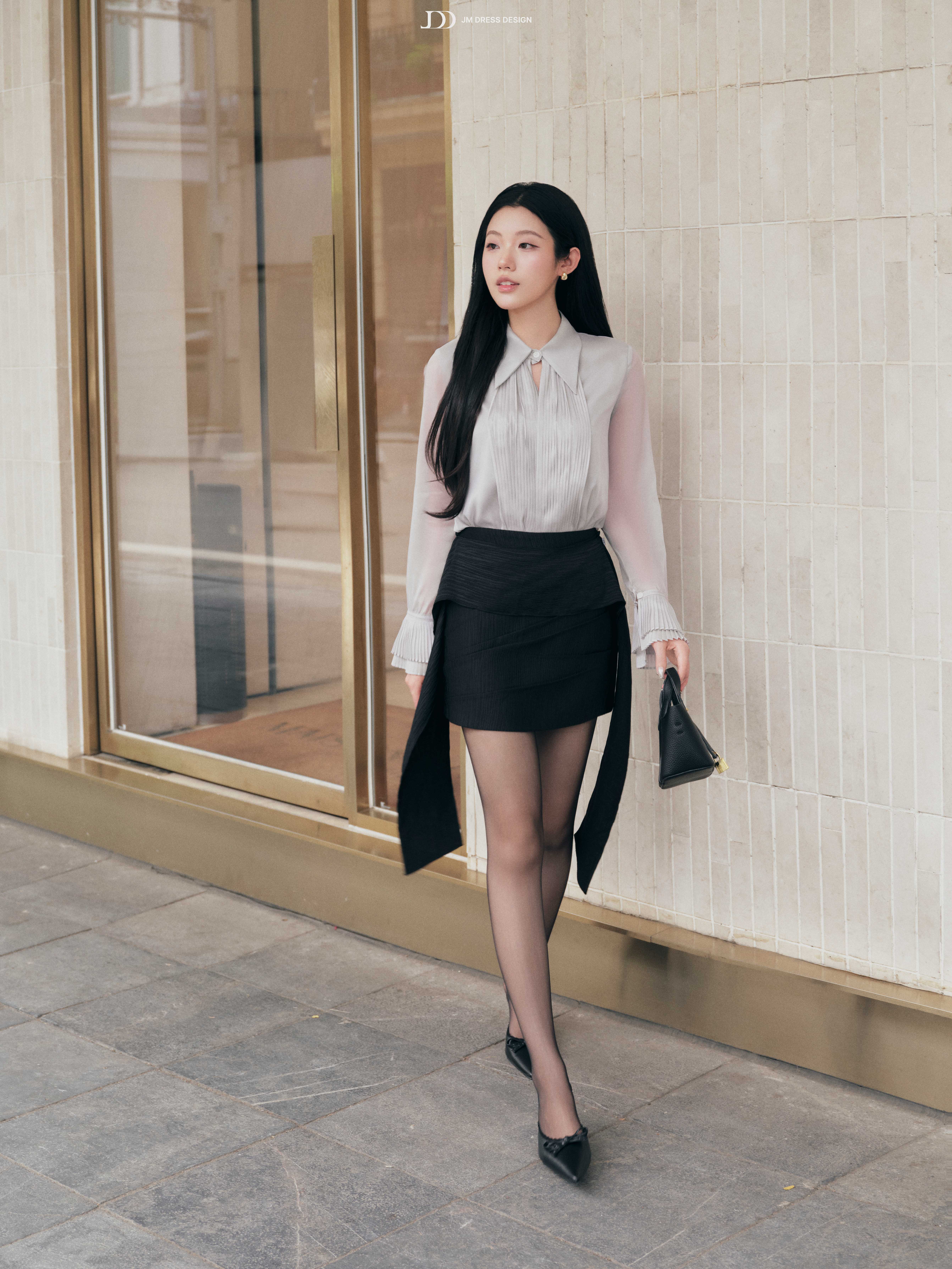 Chân váy ngắn tà bung