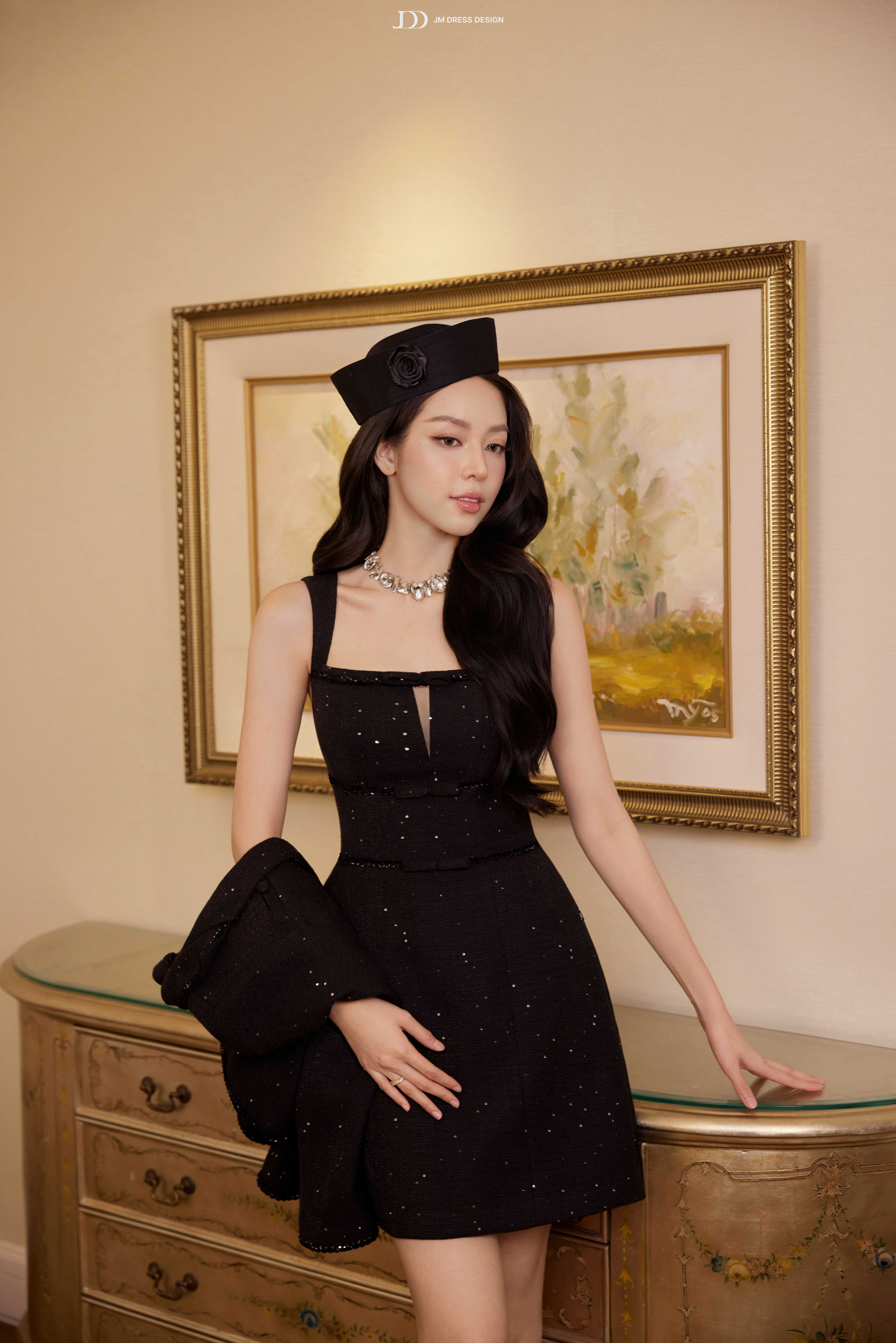 Đầm Party cổ U xẻ V, chân A