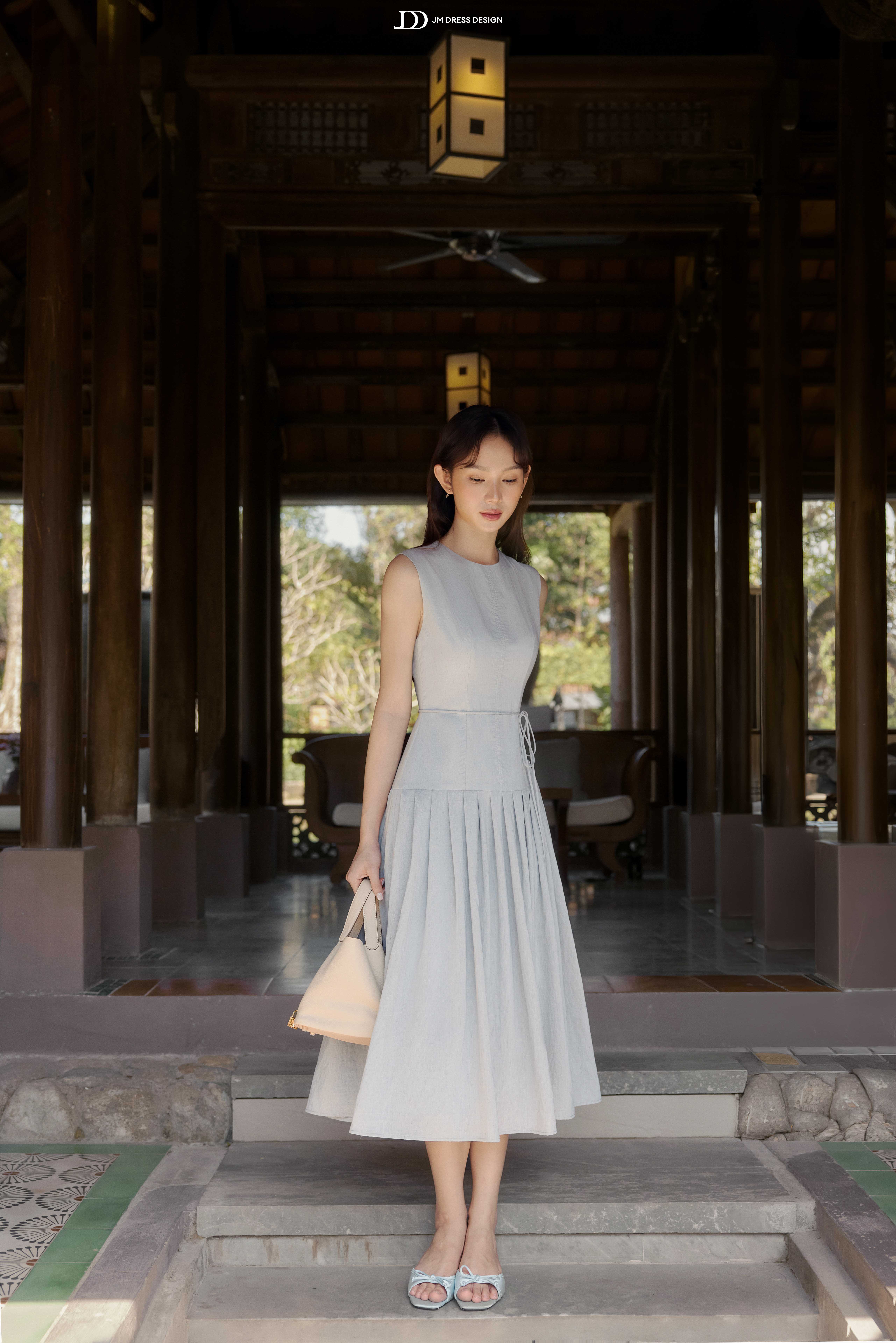 Đầm Resort sát nách, chân xếp ly