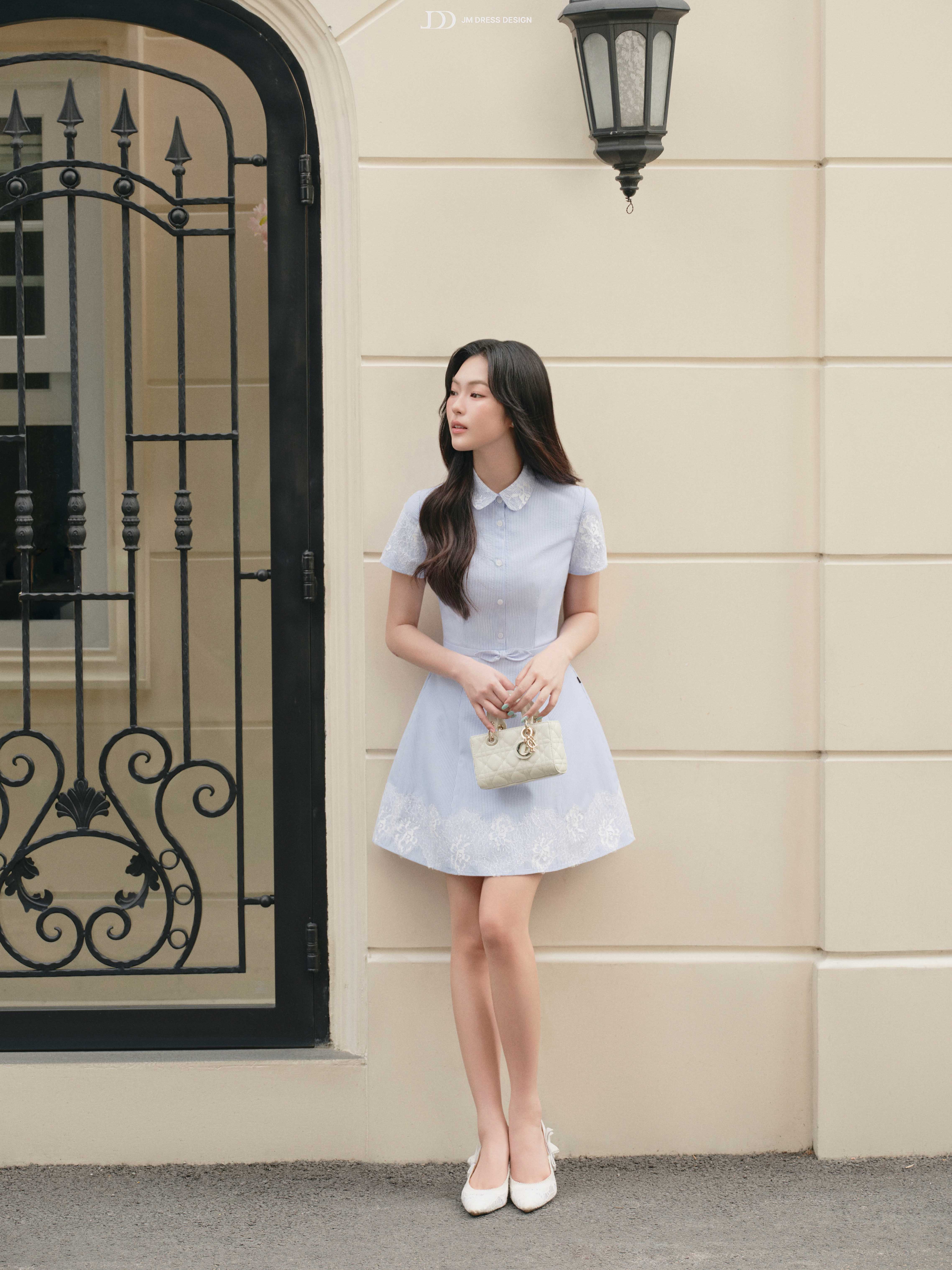 Đầm ngắn tay cổ sen phối ren chân