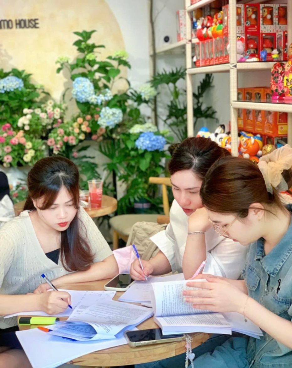 Quán cà phê cafe yên tĩnh học nhóm làm việc nhóm