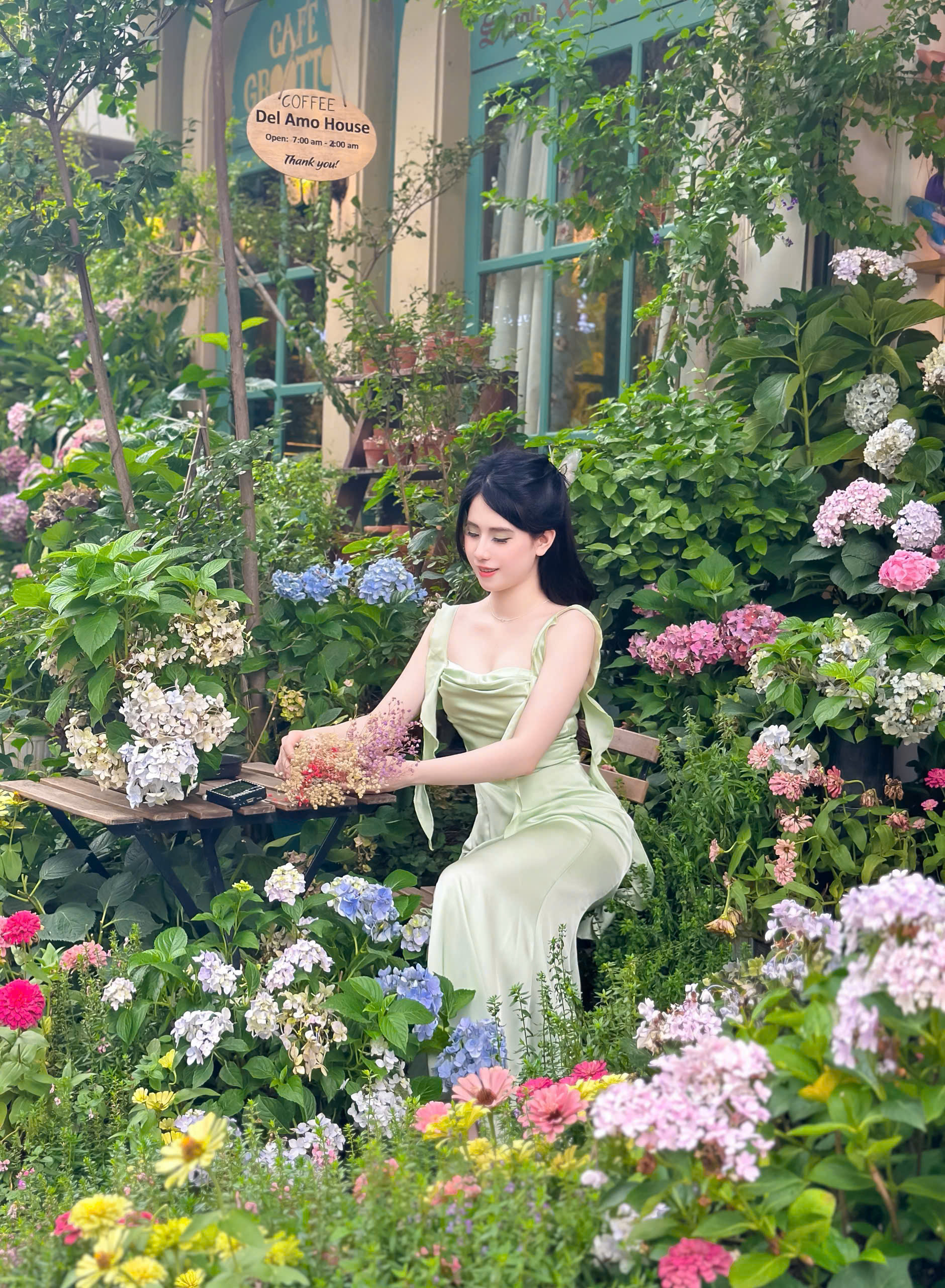 Quan-ca-phe-cafe-chup-anh-check-in-dep-voi-vuon-hoa-cam-tu-cau-15-7-25_s2.jpg