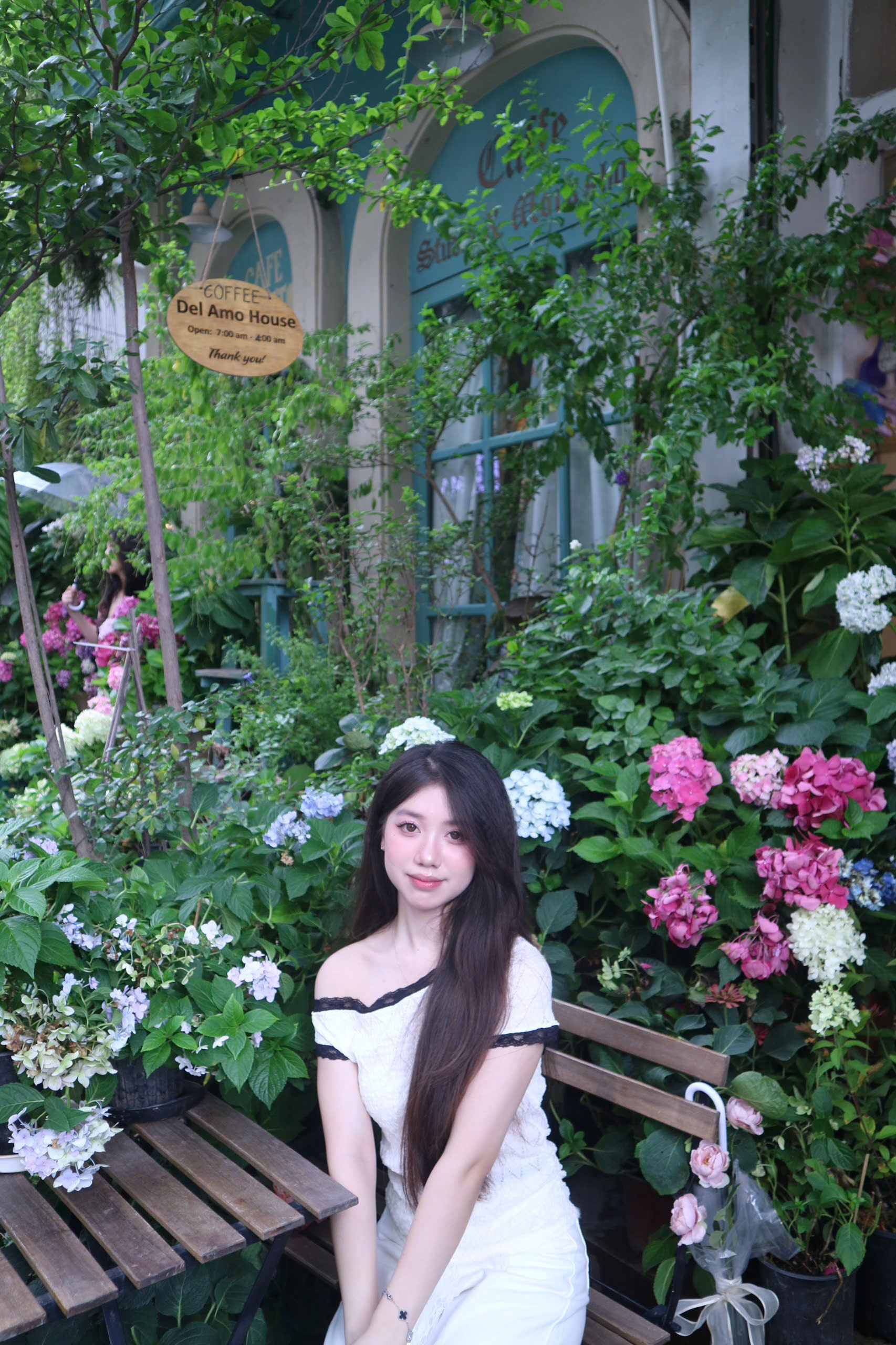 Quan-ca-phe-cafe-hoa-tuoi-phong-cach-Dia-Trung-Hai-tai-Ha-Noi-19-7-25_dt1-1.jpg