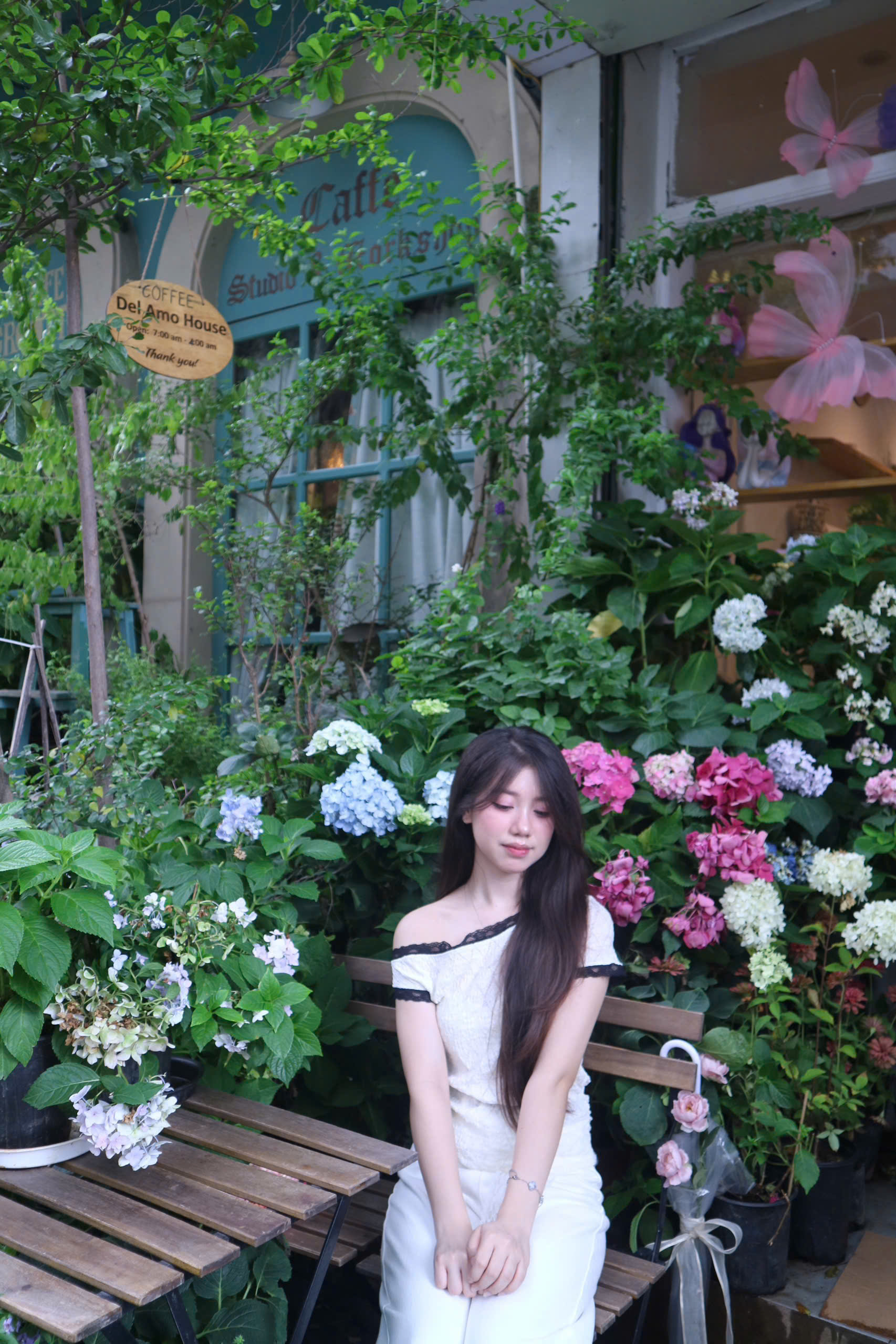 Quan-ca-phe-cafe-hoa-tuoi-phong-cach-Dia-Trung-Hai-tai-Ha-Noi-19-7-25_dt2.jpg
