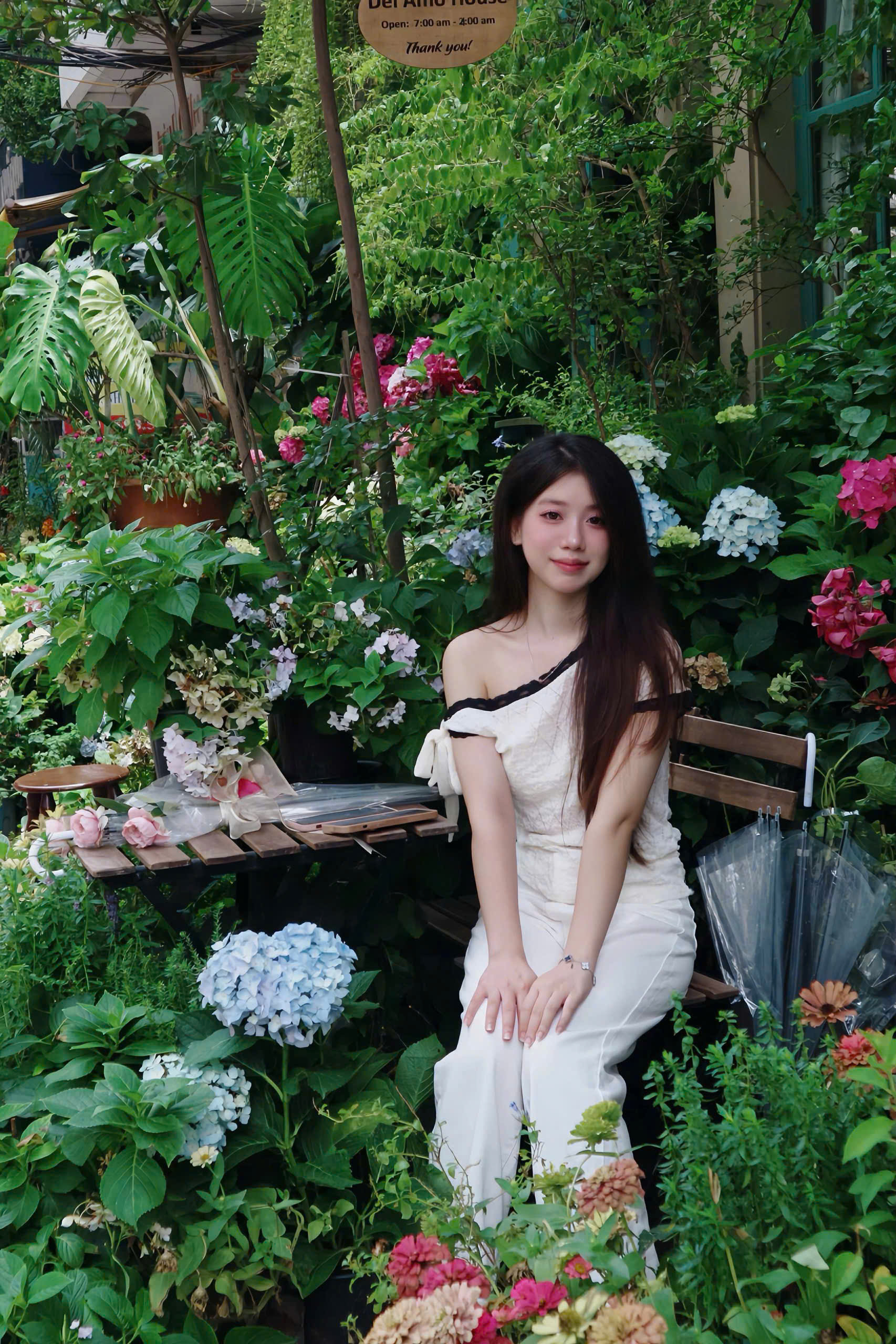 Quan-ca-phe-cafe-hoa-tuoi-phong-cach-Dia-Trung-Hai-tai-Ha-Noi-19-7-25_dt3.jpg