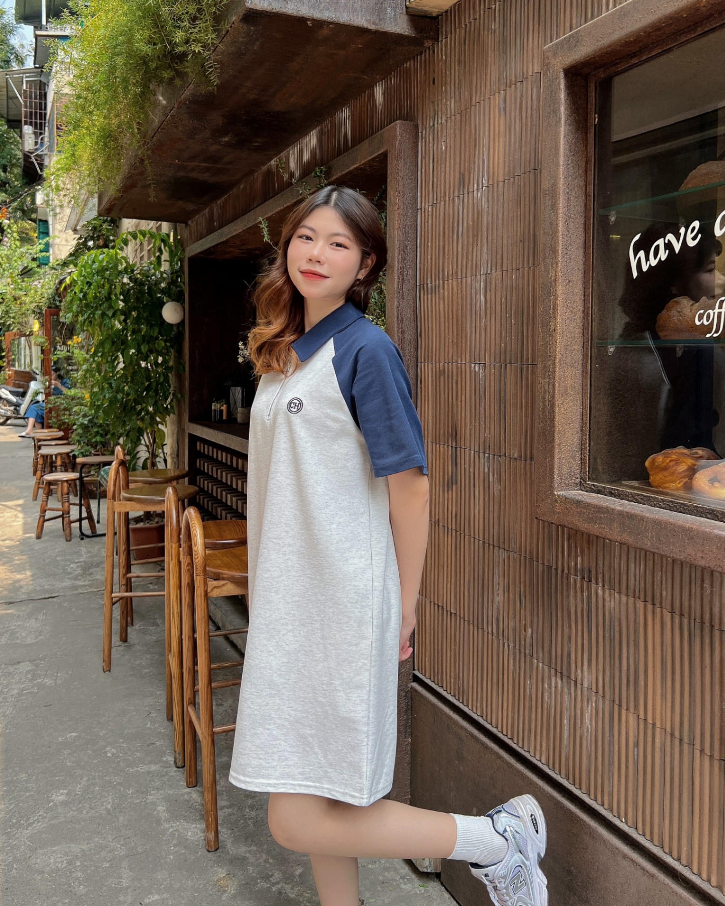 H'Hen Niê tái hiện hình ảnh hoa cà phê với chiếc váy trắng của NTK Linh San