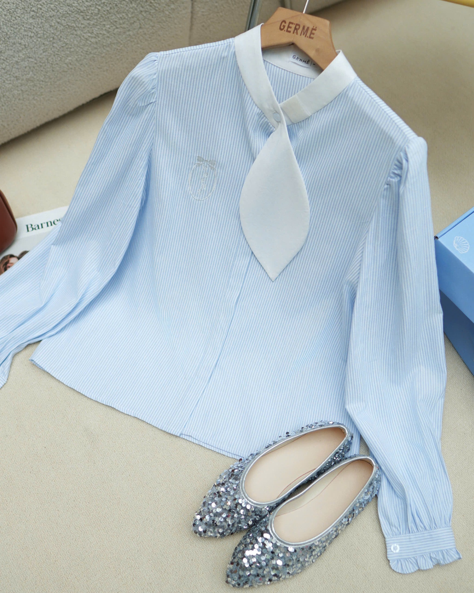 Áo nữ Germe AVNH052505 Venus shirt sơ mi dài tay phối cổ trắng nơ lệch, vải thô HN25A13(Y)