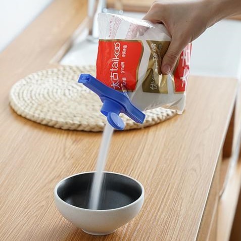 Kẹp Miệng Túi Có Nắp Đổ Cực Tiện Lợi - Giao màu ngẫu nhiên