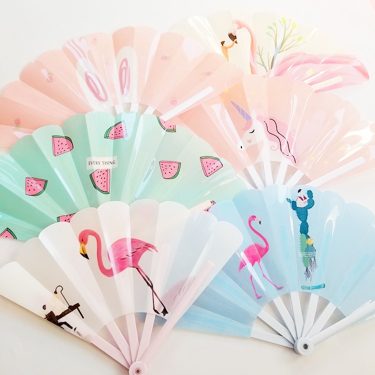 Quạt Nhựa Cầm Tay Cute Nhiều Hình - Giao Mẫu Ngẫu Nhiên - Quạt Nan Cụp Xòe