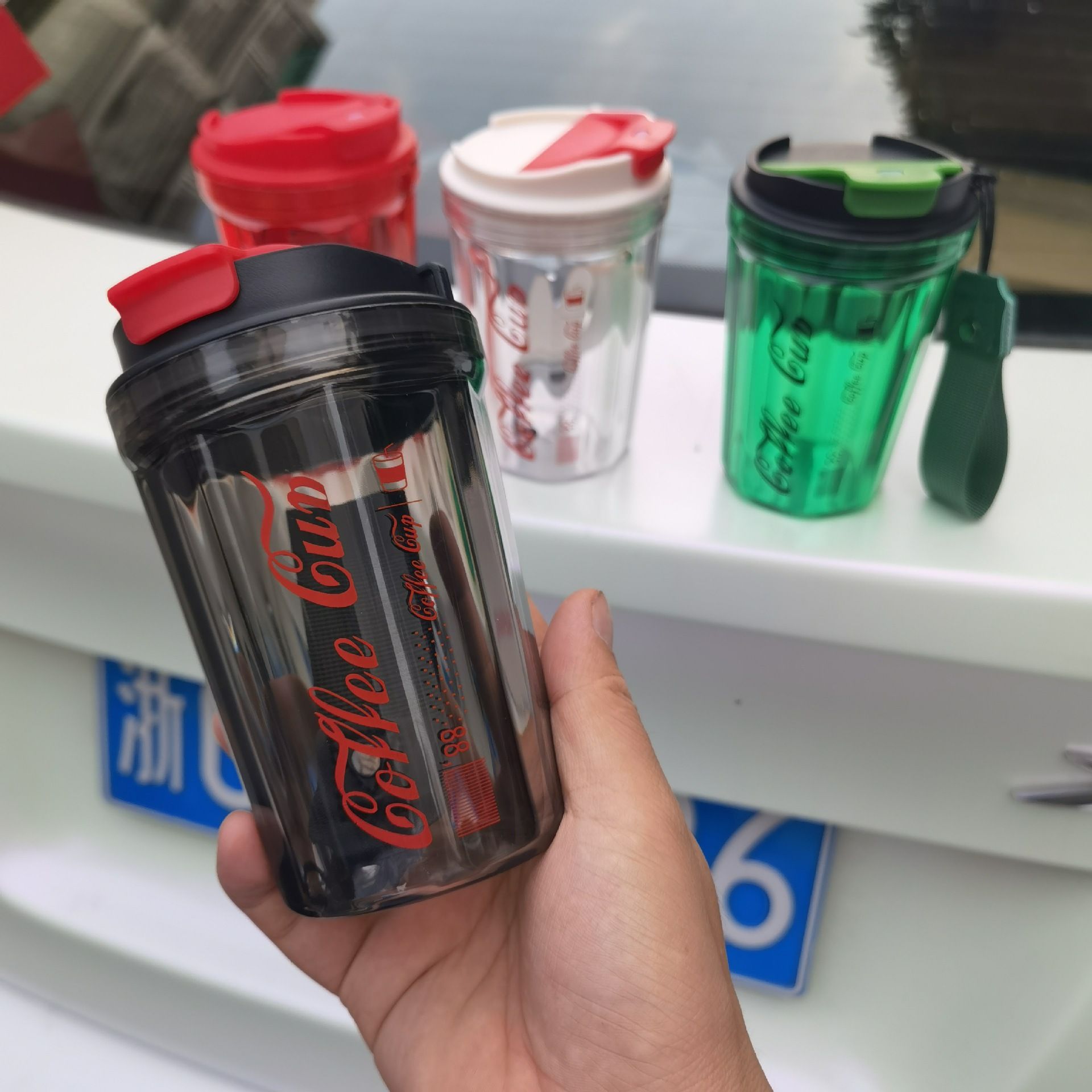 Bình Nước COFFE CUP NHỰA Trong Kiểu Cocacola