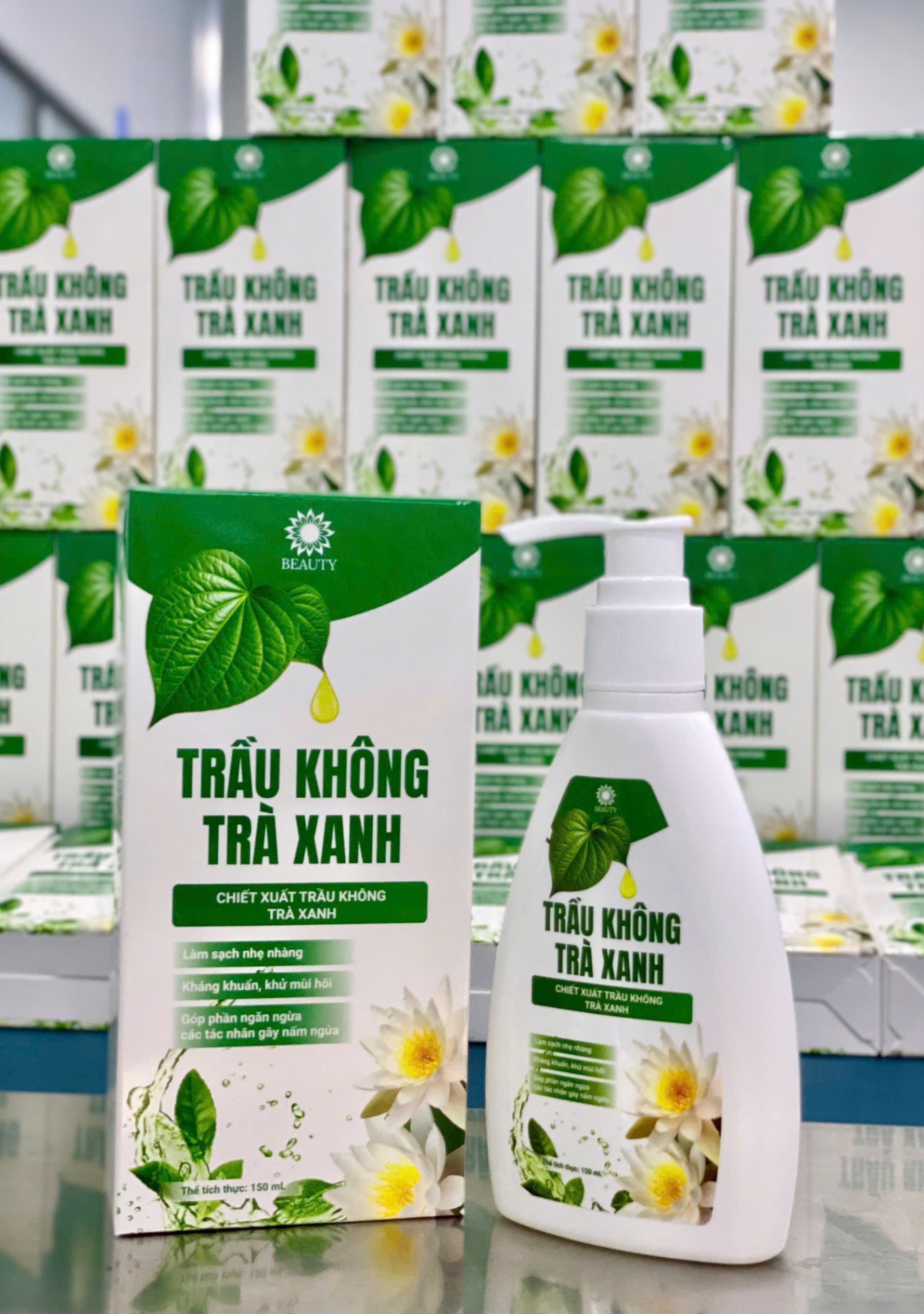 Dung Dịch Vệ Sinh Phụ Nữ Tía Tô Trầu Không Trà Xanh 150ml MV921078 - TRÀ XANH