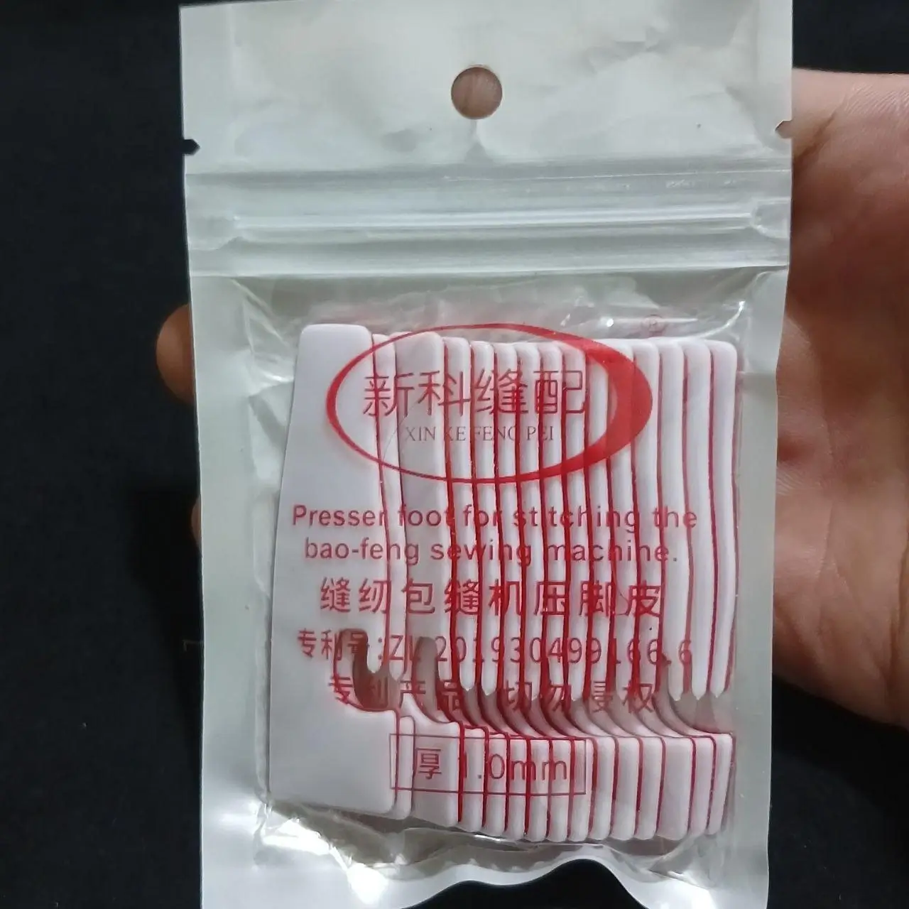 Đế Dán Chân Vịt Máy Vắt Sổ 4 Chỉ Có Sẵn Keo