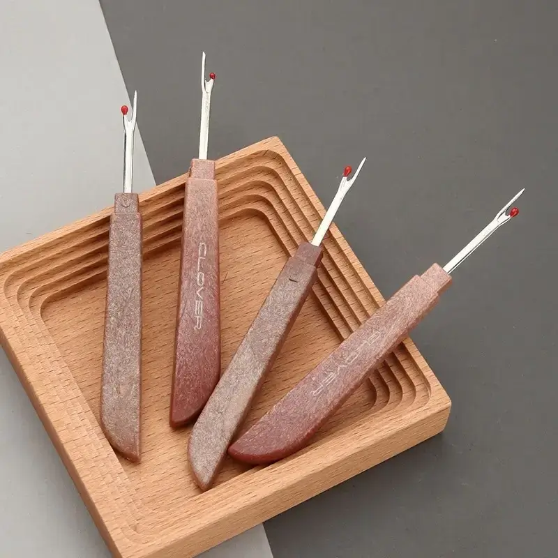 Cây tháo chỉ rạch khuy Clover dài 12.7cm cán có cạnh vuông màu nâu xẫm