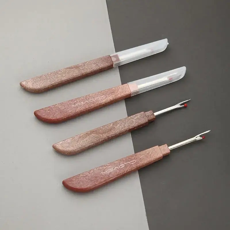 Cây tháo chỉ rạch khuy Clover dài 12.7cm cán có cạnh vuông màu nâu xẫm