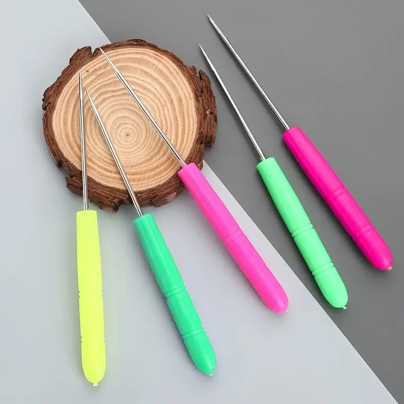 Dùi lỗ vải cán nhựa tròn dài 12.5cm nhiều màu sắc
