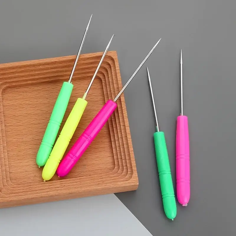 Dùi lỗ vải cán nhựa tròn dài 12.5cm nhiều màu sắc