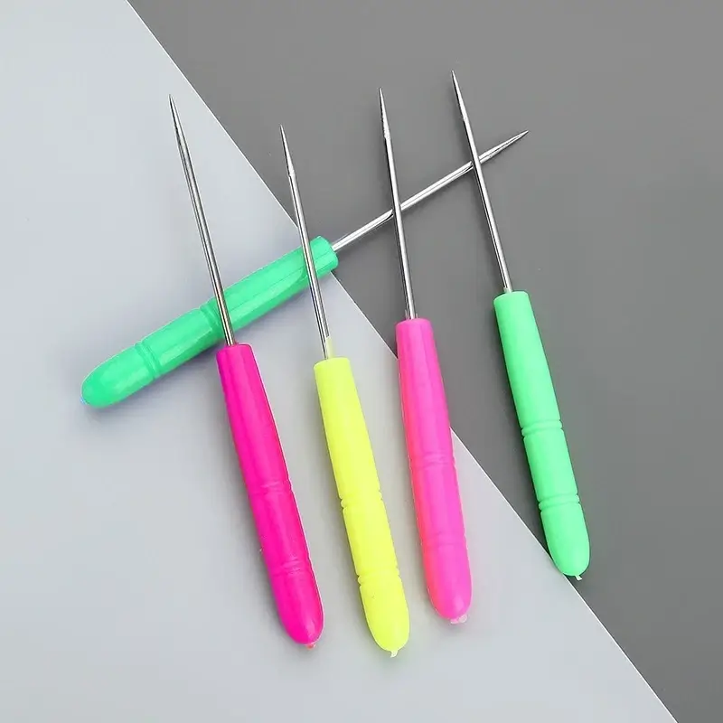 Dùi lỗ vải cán nhựa tròn dài 12.5cm nhiều màu sắc