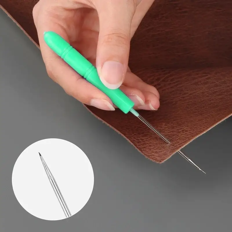 Dùi lỗ vải cán nhựa tròn dài 12.5cm nhiều màu sắc
