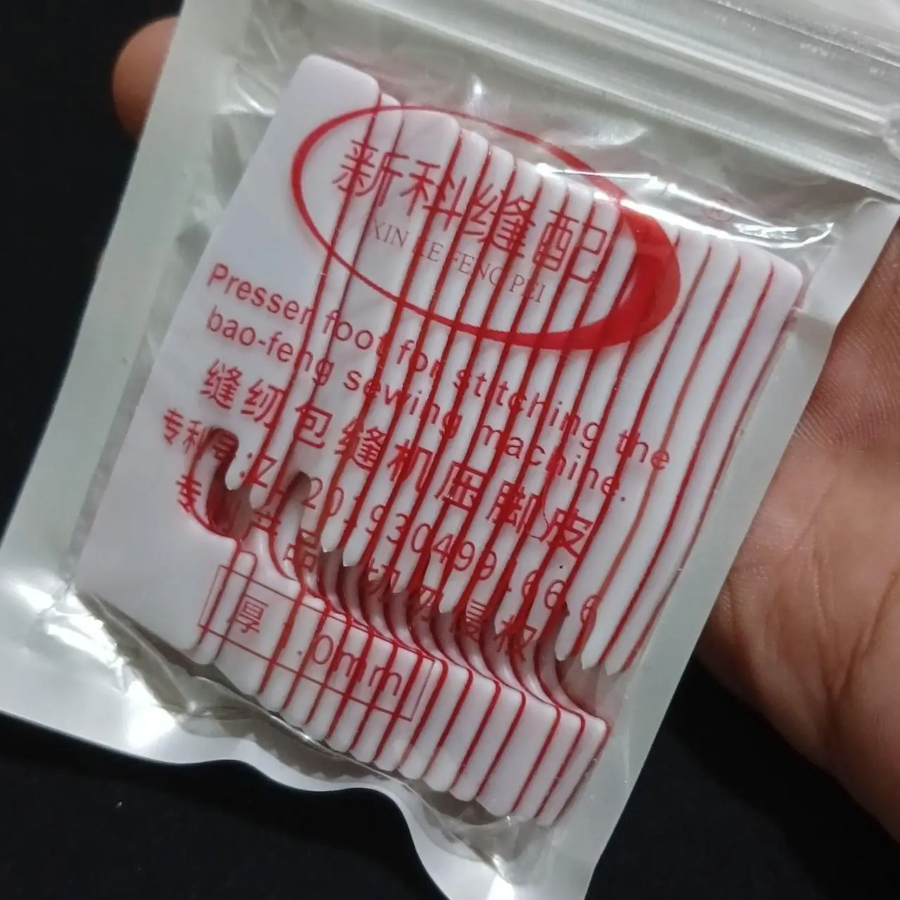Đế Dán Chân Vịt Máy Vắt Sổ 4 Chỉ Có Sẵn Keo