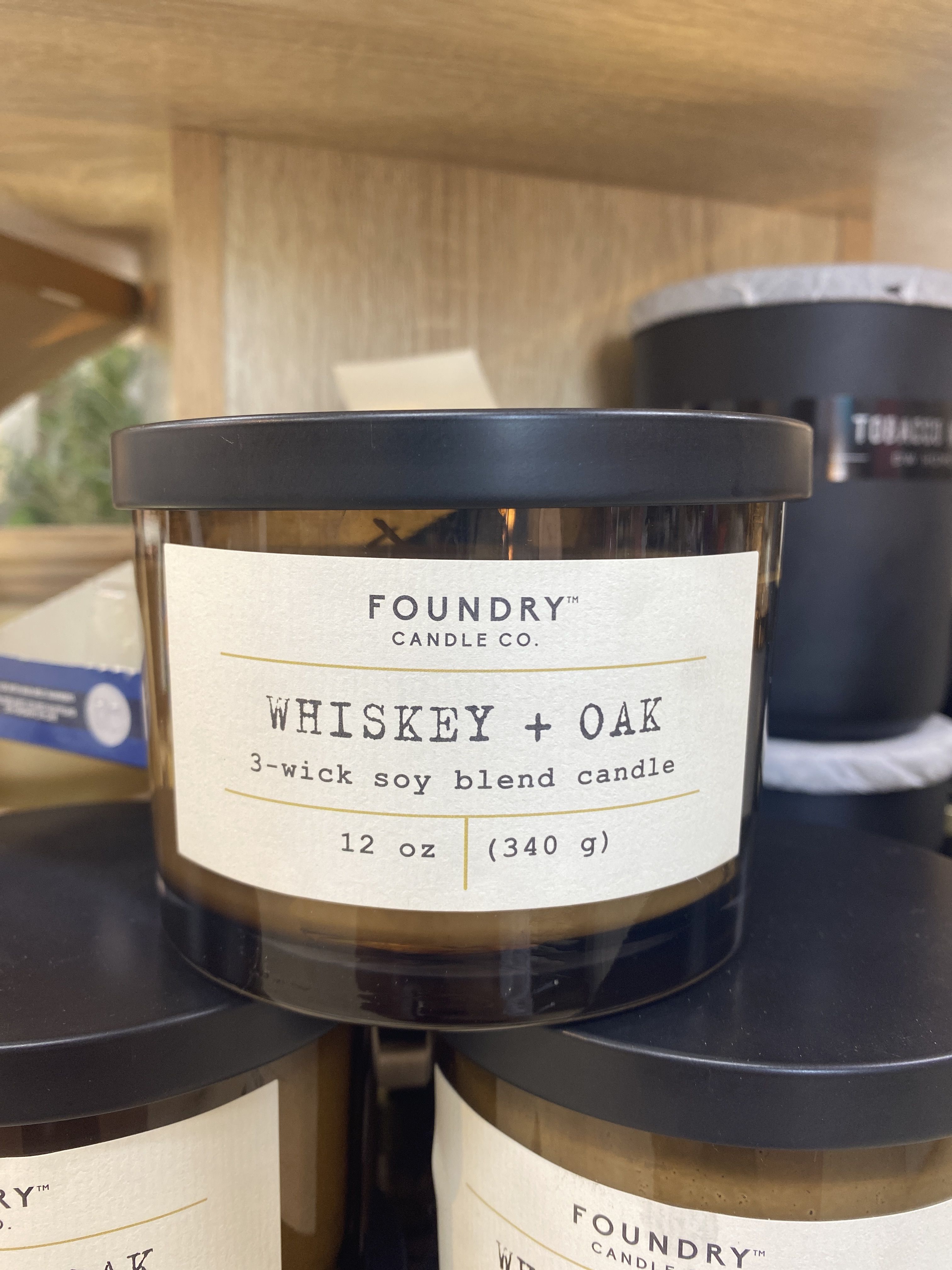 Nến Foundry whiskey oak 12oz