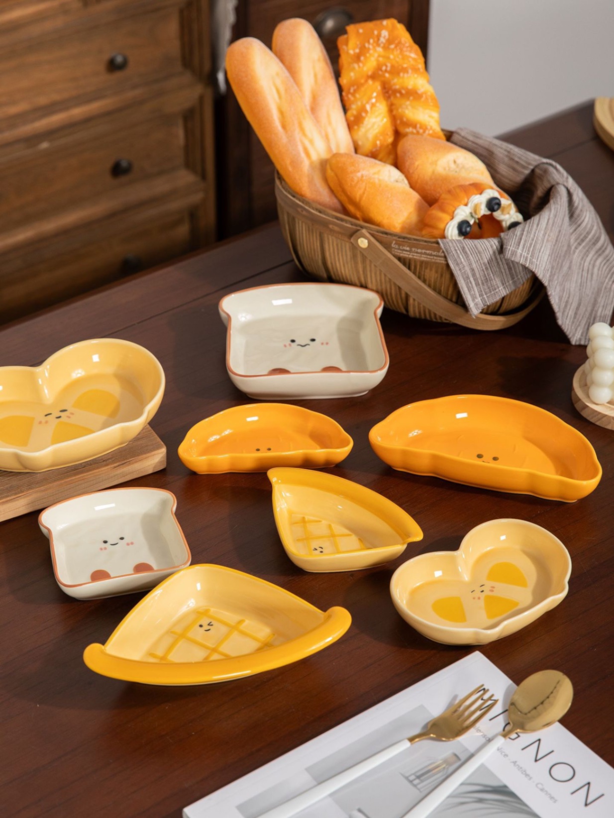 Đĩa bánh mỳ hoạt hình lớn