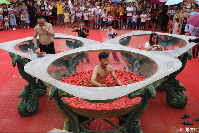 Cuộc thi ngâm mình và ăn ớt cay xé lưỡi ở Trung Quốc