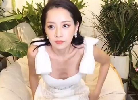 Style mùa hè rực lửa và trẻ trung của Chi Pu