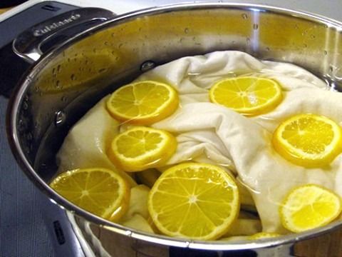 Mẹo để áo trắng sạch bong như mới bằng cách luộc với chanh