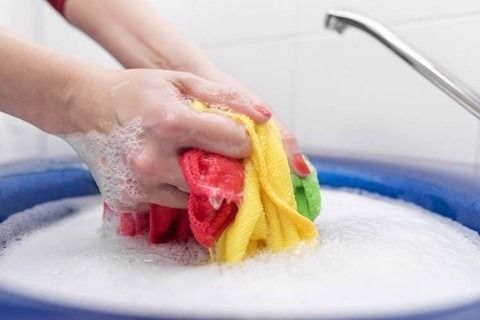 Cách tẩy sạch quần áo màu không lo bị phai