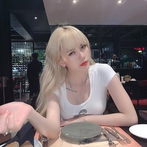 Phong cách thời trang khoe eo thon của Thiều Bảo Trâm