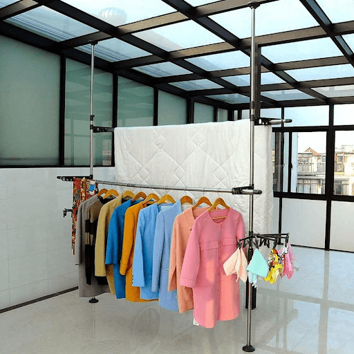 Phơi quần áo tại những nơi thoáng mát, tránh ánh nắng trực tiếp