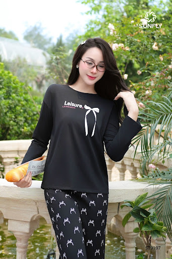 Màu đen sâu sắc