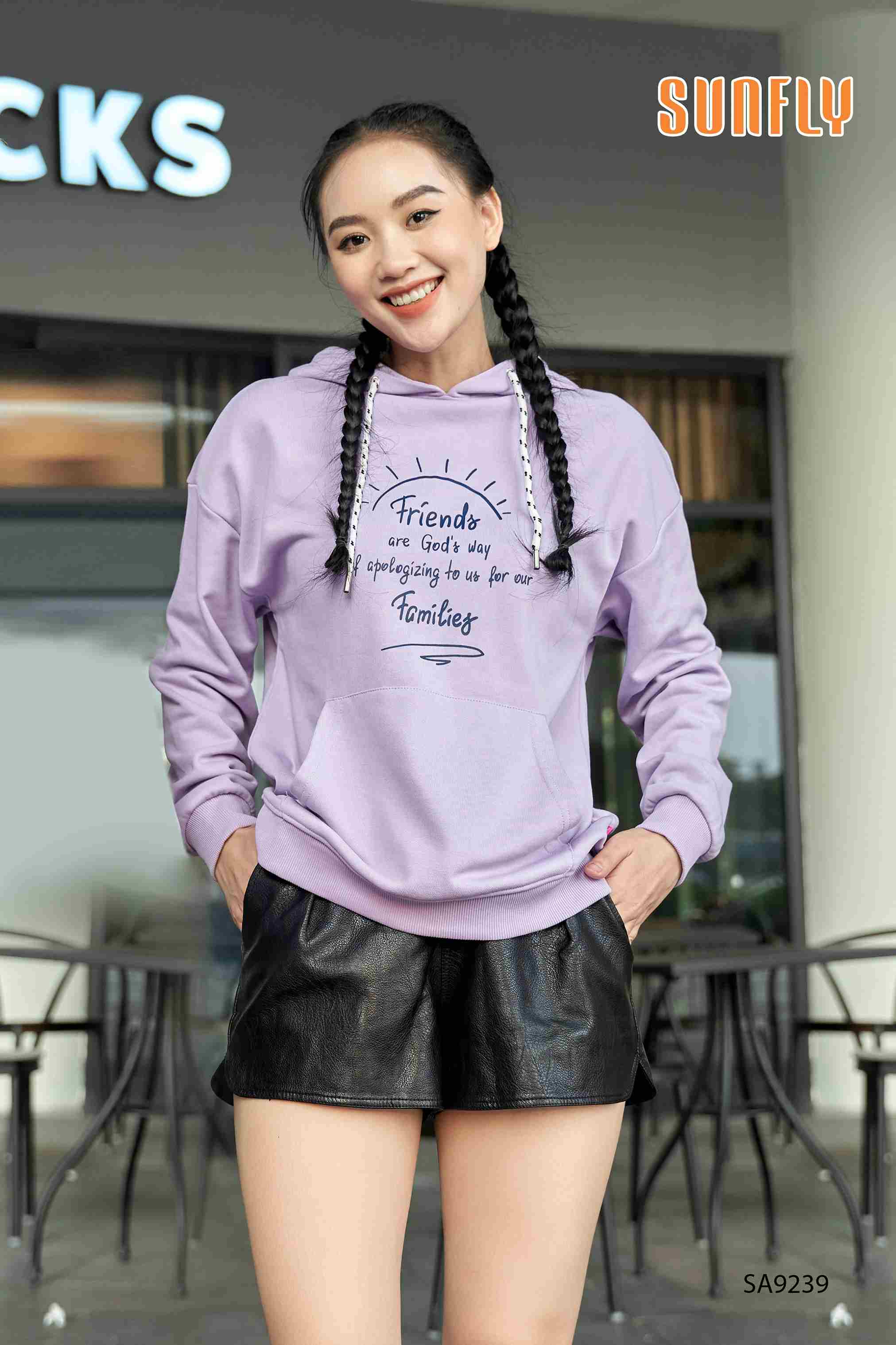 Hoodie + quần jeans + sneakers