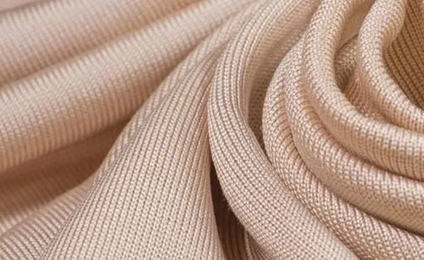 Vải len dệt kim là gì? Vì sao chất liệu này được yêu thích trong thời trang thu – đông?