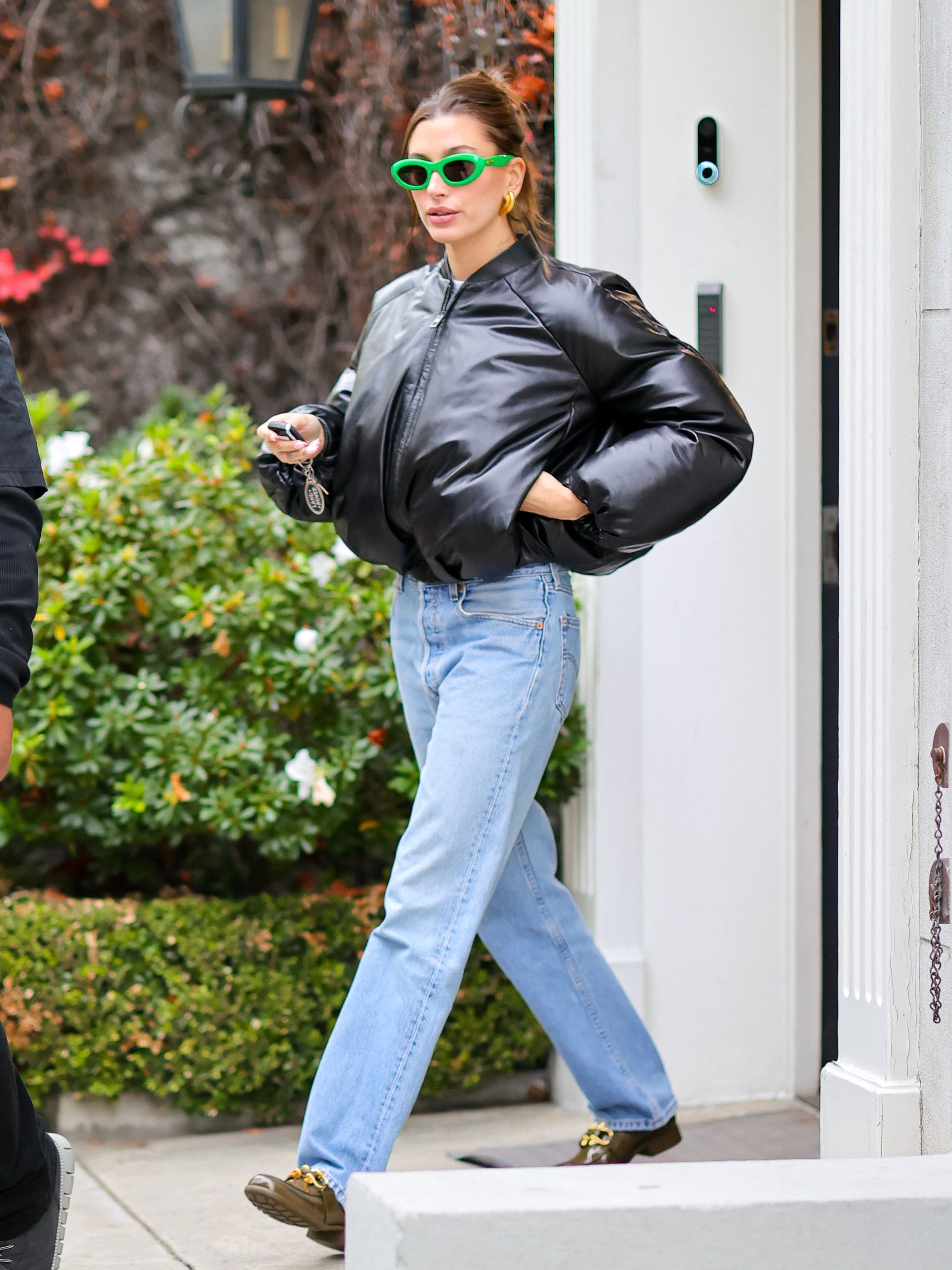 Hailey Bieber là một trong những ngôi sao tích cực lăng xê áo bomber.
