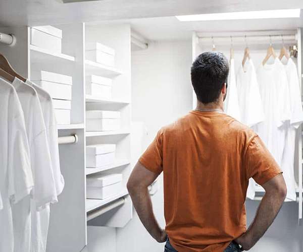Không cất quần áo vào tủ khi chưa khô hẳn
