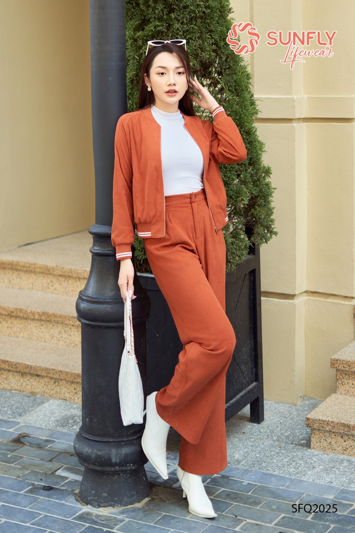 Kết hợp cùng áo khoác dáng dài hoặc áo blazer
