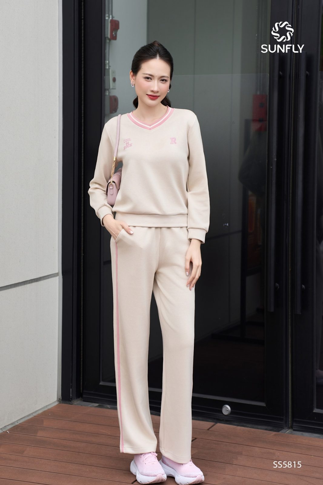 MIX-MATCH-CONG-SO-VOI-AO-THUN-DAI-TAY-11.webp