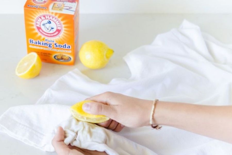 Dùng chanh để làm mới quần áo bạc màu và tẩy vết bẩn