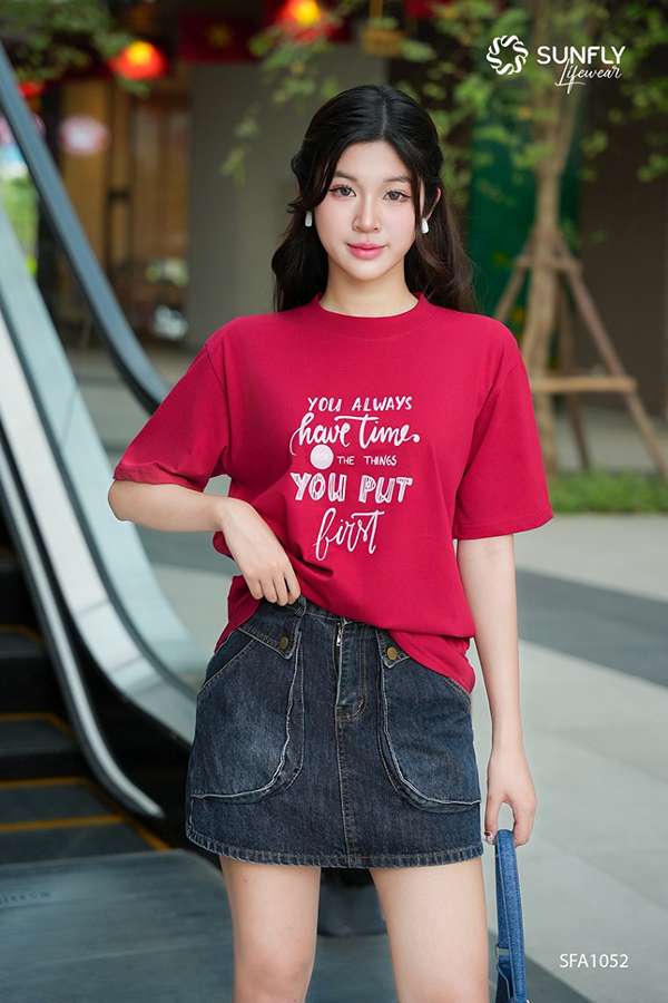 Áo phông nữ oversize cùng chân váy/quần sooc