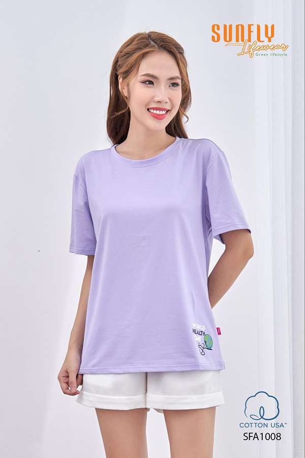 Áo phông nữ oversize cùng chân váy/quần sooc