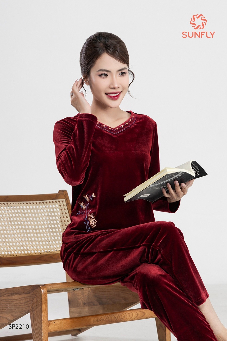 Đồ bộ mặc nhà nữ nhung tuyết áo dài chui đầu quần dài SP2210