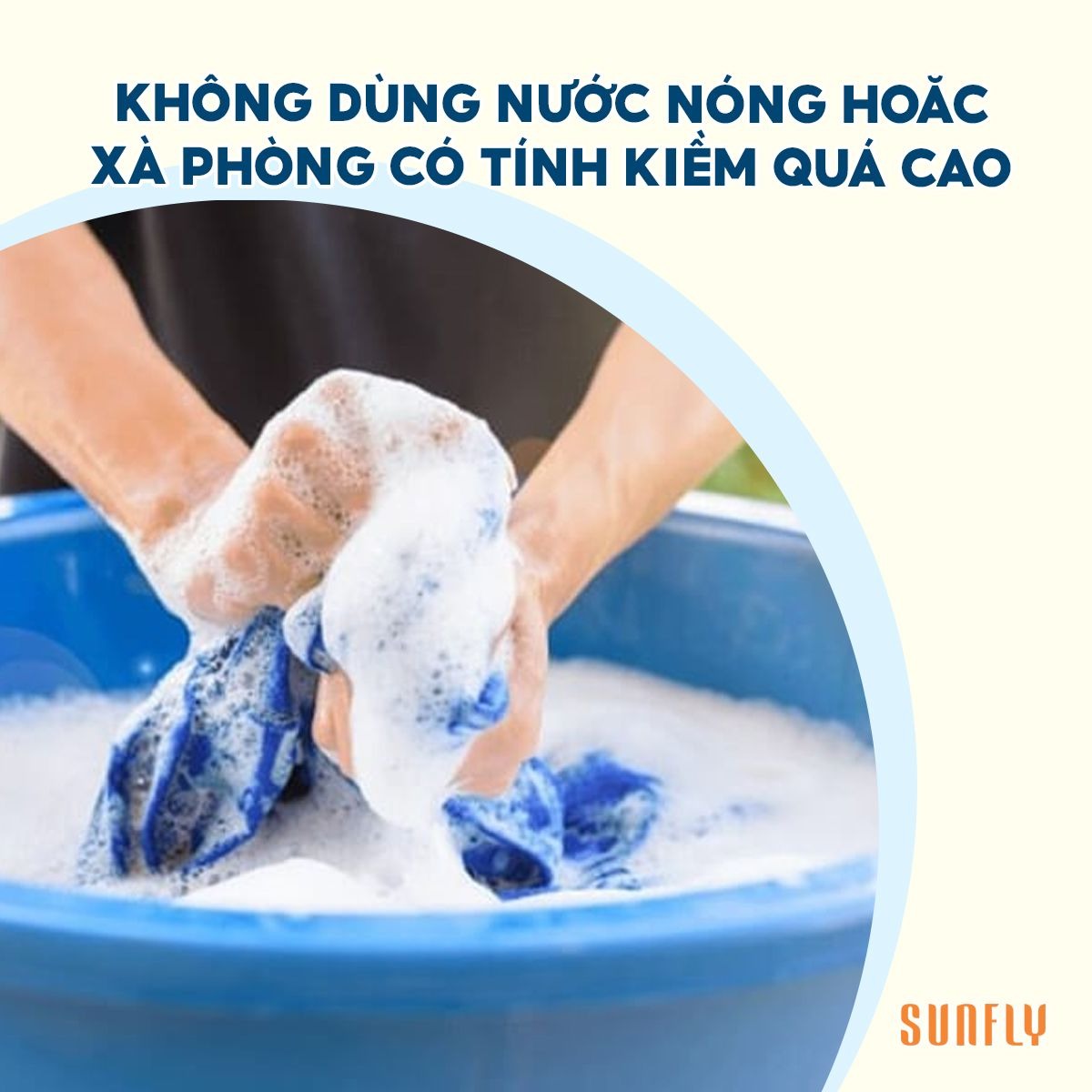 Chỉ nên giặt trang phục chất liệu nhung với nước lạnh, pha loãng xà phòng để bảo quản quần áo tốt hơn.