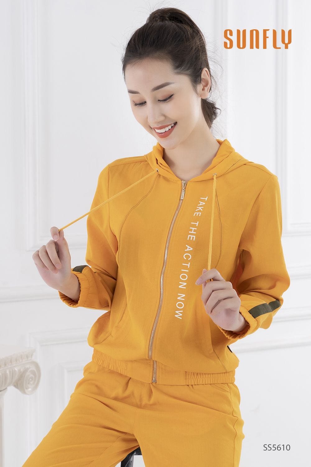 Bộ thể thao đũi kéo khóa có mũ áo dài quần dài SS5610 M vàng nghệ