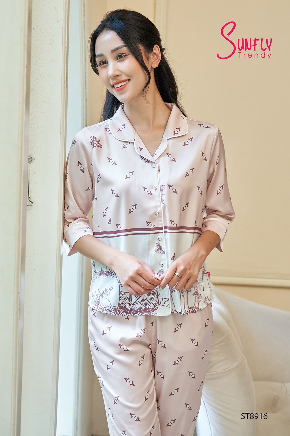 Bộ pijamas lụa áo tay lỡ quần dài ST8916 L giỏ hoa be